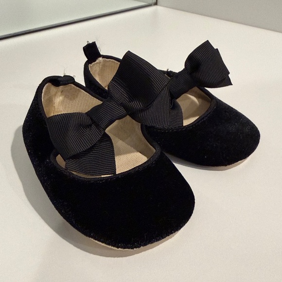 GAP Baby Velvet Shoes with Black Bow - Picture 2 of 3